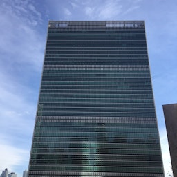 نمایی از مقر سازمان ملل متحد در نیویورک؛ ۱۶ آذر ۱۴۰۰/ ۷ دسامبر ۲۰۲۱. (عکس از کیدفلای۱۸۲ از ویکی مدیا)