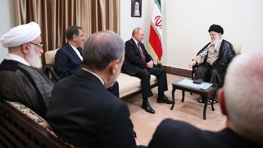 المرشد الأعلى الإيراني آية الله علي خامنئي يلتقي الرئيس الروسي فلاديمير بوتين في طهران، إيران، 7 سبتمبر/أيلول 2018 (الصورة عبر موقع خامنئي الرسمي )