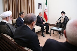 دیدار آیت‌الله خامنه‌ای، رهبر ایران با ولادیمیر پوتین، رئیس‌جمهور روسیه؛ تهران، ۱۶ شهریور ۱۳۹۷. (عکس از وبسایت رهبر ایران)