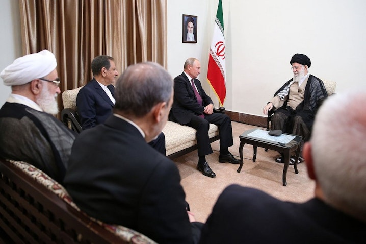 دیدار آیت‌الله خامنه‌ای، رهبر ایران با ولادیمیر پوتین، رئیس‌جمهور روسیه؛ تهران، ۱۶ شهریور ۱۳۹۷. (عکس از وبسایت رهبر ایران)