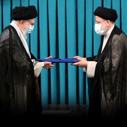 المرشد الأعلى الإيراني آية الله علي خامنئي والرئيس إبراهيم رئيسي بمناسبة حفل المصادقة الرئاسية الثالث عشر في طهران. 3 أغسطس/آب 2021 (الصورة عبر الموقع الرسمي لخامنئي)