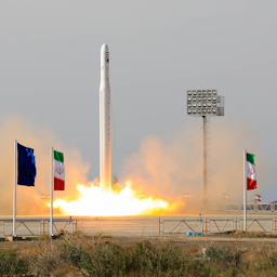 إيران تطلق القمر الصناعي نور بمركبة قاصد الفضائية في 22 أبريل/نيسان 2020 (الصورة عبر ايما مديا)