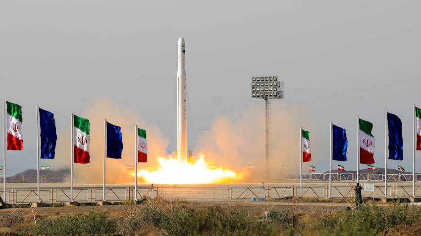 إيران تطلق القمر الصناعي نور بمركبة قاصد الفضائية في 22 أبريل/نيسان 2020 (الصورة عبر ايما مديا)