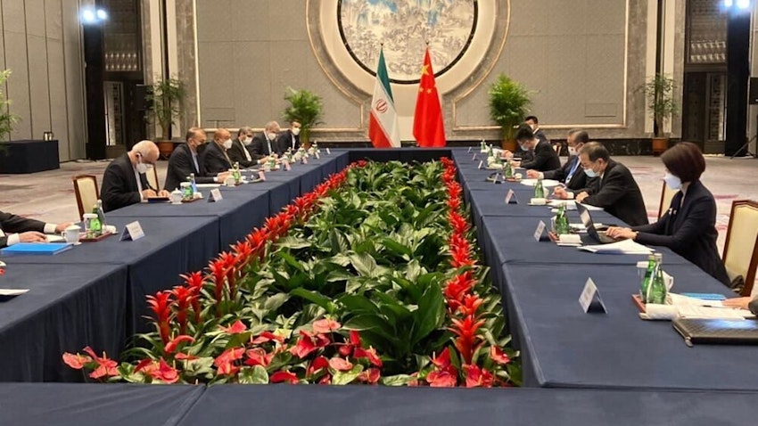 وزير الخارجية الإيراني حسين أمير عبد اللهيان يلتقي وزير الخارجية الصيني وانغ يي في ووشي بالصين. 14 يناير/كانون الثاني 2022 (الصورة من موقع وزارة الخارجية الإيرانية)