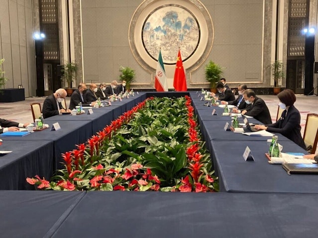 وزير الخارجية الإيراني حسين أمير عبد اللهيان يلتقي وزير الخارجية الصيني وانغ يي في ووشي بالصين. 14 يناير/كانون الثاني 2022 (الصورة من موقع وزارة الخارجية الإيرانية)