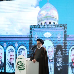 ابراهیم رئیسی  رئیس‌جمهور ایران، در حالی سخنرانی به مناسبت دومین سالگرد ترور قاسم سلیمانی؛ تهران، ایران، ۱۳ دی ۱۴۰۰. (عکس از وبسایت ریاست‌جمهوری ایران)