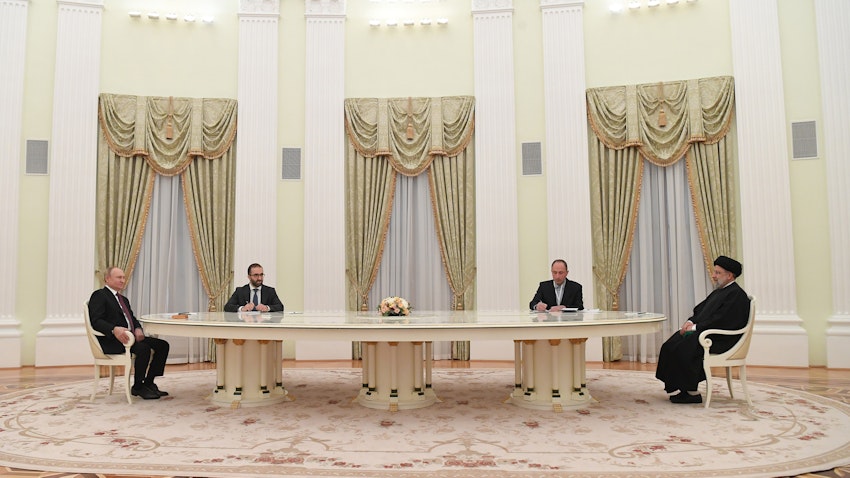 دیدار ولادیمیر پوتین، رئیس جمهور روسیه و ابراهیم رئیسی، رئيس‌جمهور ایران؛  مسکو، ۲۹ دی ۱۴۰۰. (عکس از سایت ریاست‌جمهوری ایران)