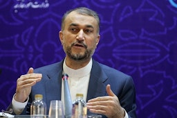 وزیر امور خارجه‌ی ایران، حسین امیرعبداللهیان در حال صحبت در یک کنفرانس مطبوعاتی؛ تهران، ایران، ۴ بهمن ۱۴۰۰. (عکس از مقداد مددی/ خبرگزاری تسنیم)