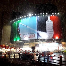 بیلبوردی برای بزرگداشت حملات حوثی‌ها در میدان ولیعصر تهران؛ ۳۰ دی ۱۴۰۰. (عکس از سازمان هنری رسانه‌ای اوج)