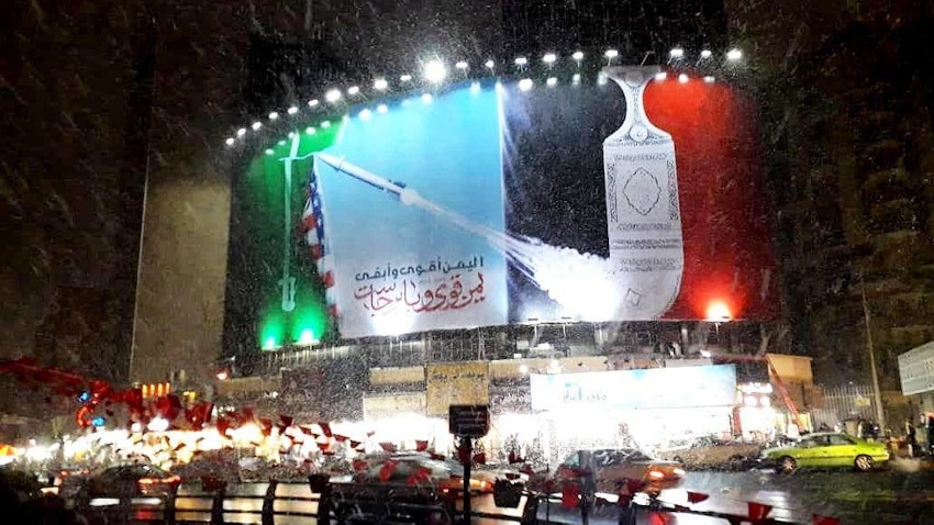 لوحة إعلانية في ساحة ولي عصر بطهران احتفالًا بهجوم الحوثيين على أبو ظبي. 20 يناير/كانون الثاني 2022. (المصدر: منظمة الأوج للفنون والإعلام)