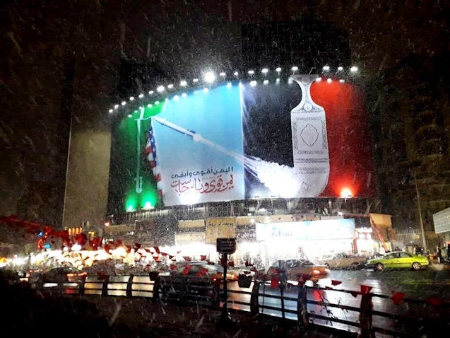 لوحة إعلانية في ساحة ولي عصر بطهران احتفالًا بهجوم الحوثيين على أبو ظبي. 20 يناير/كانون الثاني 2022. (المصدر: منظمة الأوج للفنون والإعلام)