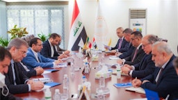 محافظ البنك المركزي العراقي مصطفى غالب مخيف يلتقي نظيره الإيراني علي صالح عبادي في العاصمة العراقية بغداد. في 3 نوفمبر/ تشرين الثاني 2021 (الصور عبر وكالة الأنباء الإيرانية)