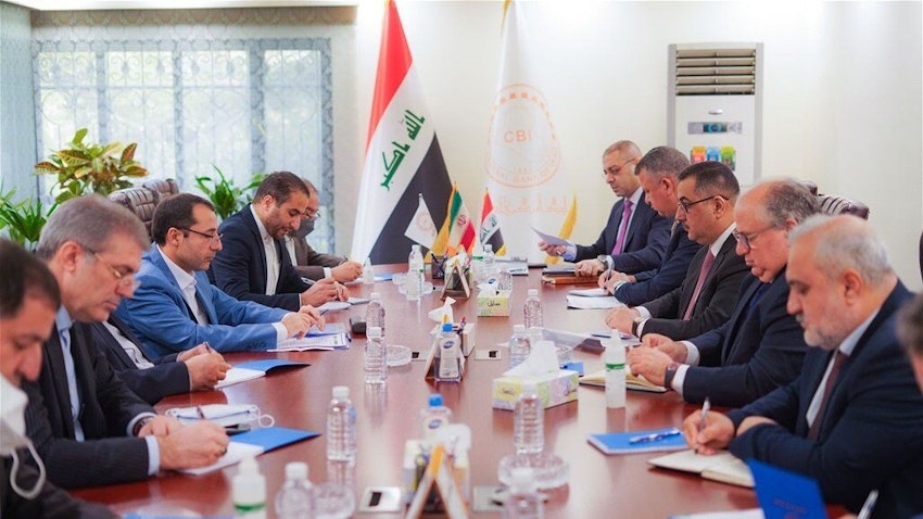 محافظ البنك المركزي العراقي مصطفى غالب مخيف يلتقي نظيره الإيراني علي صالح عبادي في العاصمة العراقية بغداد. في 3 نوفمبر/ تشرين الثاني 2021 (الصور عبر وكالة الأنباء الإيرانية)