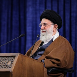 آیت‌الله علی خامنه‌ای، رهبر ایران، در حال ایراد یک سخنرانی تلویزیونی؛ تهران، ۱۹ دی ۱۴۰۰. (عکس از وبسایت رهبر ایران)