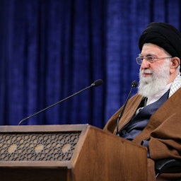 المرشد الأعلى الإيراني آية الله علي خامنئي يلقي خطابًا متلفزًا في طهران في 9 يناير/ كانون الثاني 2022 (الصورة من موقع الزعيم الإيراني الإلكتروني)