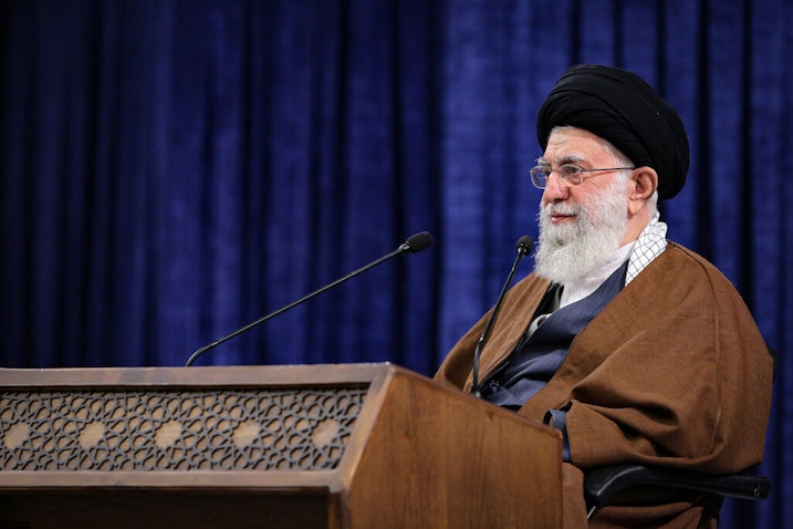 المرشد الأعلى الإيراني آية الله علي خامنئي يلقي خطابًا متلفزًا في طهران في 9 يناير/ كانون الثاني 2022 (الصورة من موقع الزعيم الإيراني الإلكتروني)