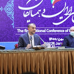 وزير الخارجية الإيراني حسين أمير عبد اللهيان يعقد مؤتمرًا صحفيًا في طهران في 24 يناير/ كانون الثاني 2022 (الصورة من حساب وزير الخارجية الإيراني على تويتر)