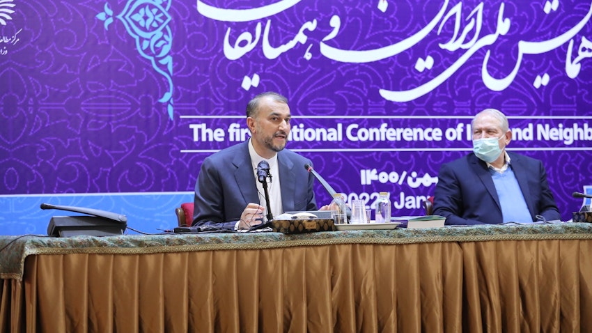 وزير الخارجية الإيراني حسين أمير عبد اللهيان يعقد مؤتمرًا صحفيًا في طهران في 24 يناير/ كانون الثاني 2022 (الصورة من حساب وزير الخارجية الإيراني على تويتر)