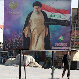 ملصق لرجل الدين الشيعي مقتدى الصدر في مدينة الصدر ببغداد، 17 أكتوبر/تشرين الأول 2021 (الصورة عبر غيتي إيماجز)