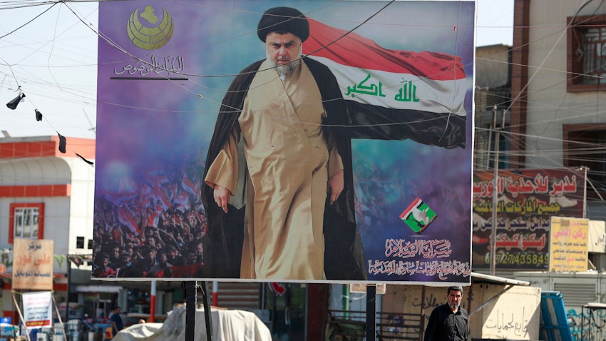 ملصق لرجل الدين الشيعي مقتدى الصدر في مدينة الصدر ببغداد، 17 أكتوبر/تشرين الأول 2021 (الصورة عبر غيتي إيماجز)