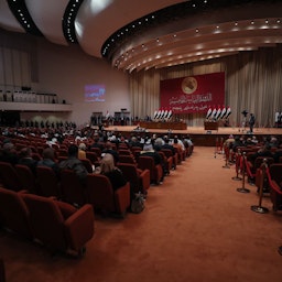 حضور نمایندگان پارلمانی، در اولین جلسه‌ی پارلمان تازه‌منتخب عراق؛ بغداد، ۱۹ دی ۱۴۰۰/ ۹ ژانویه ۲۰۲۲. (عکس از صفحه‌ی توییتر دفتر رسانه‌ای رئیس پارلمان عراق)