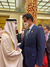 أمير قطر الشيخ تميم بن حمد آل ثاني يلتقي ولي عهد أبوظبي محمد بن زايد آل نهيان في بكين. 5 فبراير/شباط 2022 (الصورة عبر تويتر)