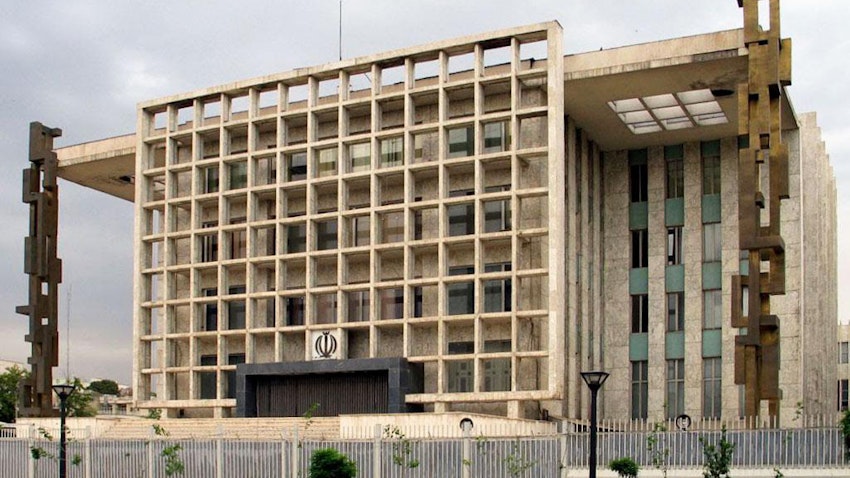 ساختمان قدیمی مجلس سنا در مرکز شهر تهران، ایران. (عکس از آرکاو، رسانه‌ی آگاهی معماری ایران)