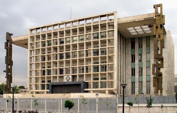 ساختمان قدیمی مجلس سنا در مرکز شهر تهران، ایران. (عکس از آرکاو، رسانه‌ی آگاهی معماری ایران)