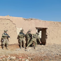 نیروهای واکنش سریع عراق در حال آماده شدن برای عملیات نظامی در استان دیالی؛ عراق، ۴ بهمن ۱۴۰۰/ ۲۴ ژانویه ۲۰۲۲. (عکس از گتی ایمیجز)