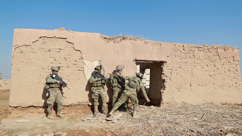 نیروهای واکنش سریع عراق در حال آماده شدن برای عملیات نظامی در استان دیالی؛ عراق، ۴ بهمن ۱۴۰۰/ ۲۴ ژانویه ۲۰۲۲. (عکس از گتی ایمیجز)