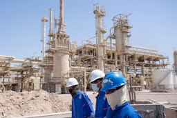 عمال يتجولون بالقرب من منشآت الطاقة في محافظة البصرة جنوب العراق، 22 سبتمبر/أيلول 2021 (الصورة عبر غيتي إيماجز)