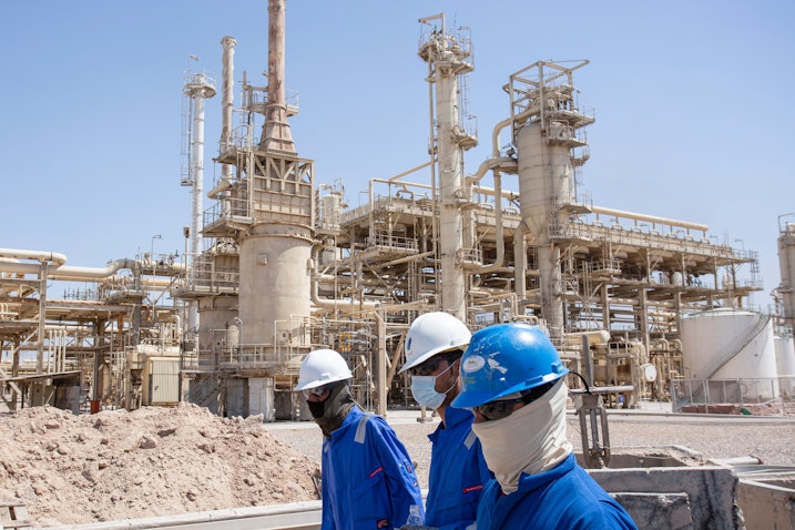 عمال يتجولون بالقرب من منشآت الطاقة في محافظة البصرة جنوب العراق، 22 سبتمبر/أيلول 2021 (الصورة عبر غيتي إيماجز)