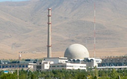 نمای کلی از تأسیسات آب سنگین اراک؛ ایران، ۲۳ مهر ۱۳۹۱. (عکس از ویکی مدیا)