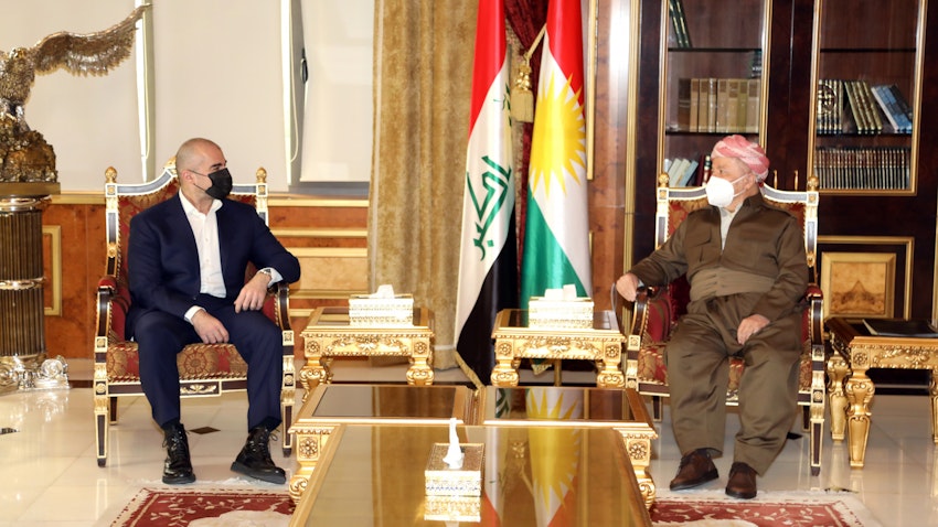 رئيس الحزب الديمقراطي الكردستاني مسعود بارزاني يلتقي الرئيس المشارك للاتحاد الوطني الكردستاني بافل طالباني في أربيل، العراق. في 15 نوفمبر/تشرين الثاني 2021 (الصورة عبر شفق)