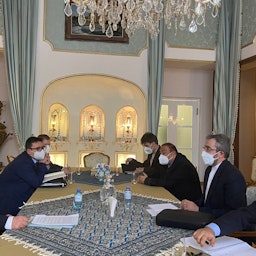 جلسه‌ی مذاکره‌کنندگان هسته‌ای ایران و روسیه؛ وین، اتریش، ۲۴ بهمن ۱۴۰۰. (عکس از صفحه‌ی توییتر میخائیل اولیانوف)