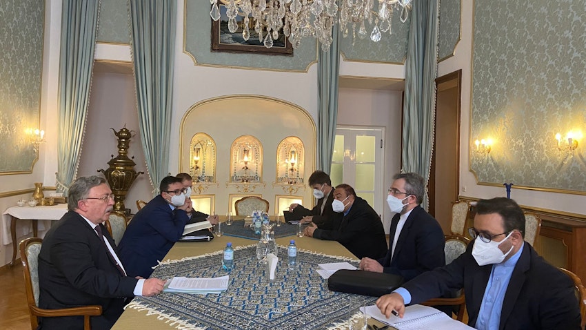 جلسه‌ی مذاکره‌کنندگان هسته‌ای ایران و روسیه؛ وین، اتریش، ۲۴ بهمن ۱۴۰۰. (عکس از صفحه‌ی توییتر میخائیل اولیانوف)
