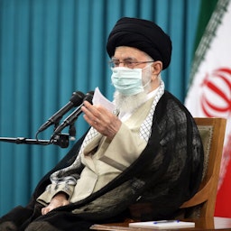 سخنرانی آیت الله خامنه‌ای، رهبر ایران؛ تهران، ۵ آبان ۱۴۰۰. (عکس از وبسایت رهبر ایران)
