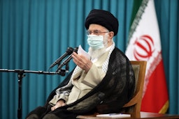 سخنرانی آیت الله خامنه‌ای، رهبر ایران؛ تهران، ۵ آبان ۱۴۰۰. (عکس از وبسایت رهبر ایران)