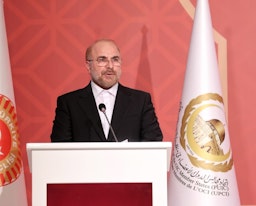 رئيس مجلس النواب الإيراني محمد باقر قاليباف يتحدث خلال المؤتمر السادس عشر لاتحاد مجالس الدول الأعضاء في منظمة التعاون الإسلامي، تركيا، 10 ديسمبر/كانون الأول 2021 (الصورة عبر إرنا)