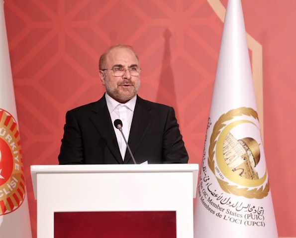 رئيس مجلس النواب الإيراني محمد باقر قاليباف يتحدث خلال المؤتمر السادس عشر لاتحاد مجالس الدول الأعضاء في منظمة التعاون الإسلامي، تركيا، 10 ديسمبر/كانون الأول 2021 (الصورة عبر إرنا)