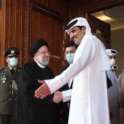 أمير قطر الشيخ تميم بن حمد آل ثاني يستقبل الرئيس الإيراني إبراهيم رئيسي في الدوحة، يوم 21 فبراير/شباط 2022. (الصورة عبر موقع الرئيس الإيراني)