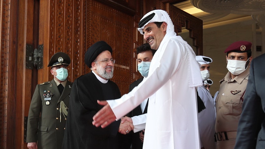 أمير قطر الشيخ تميم بن حمد آل ثاني يستقبل الرئيس الإيراني إبراهيم رئيسي في الدوحة، يوم 21 فبراير/شباط 2022. (الصورة عبر موقع الرئيس الإيراني)