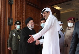أمير قطر الشيخ تميم بن حمد آل ثاني يستقبل الرئيس الإيراني إبراهيم رئيسي في الدوحة، يوم 21 فبراير/شباط 2022. (الصورة عبر موقع الرئيس الإيراني)