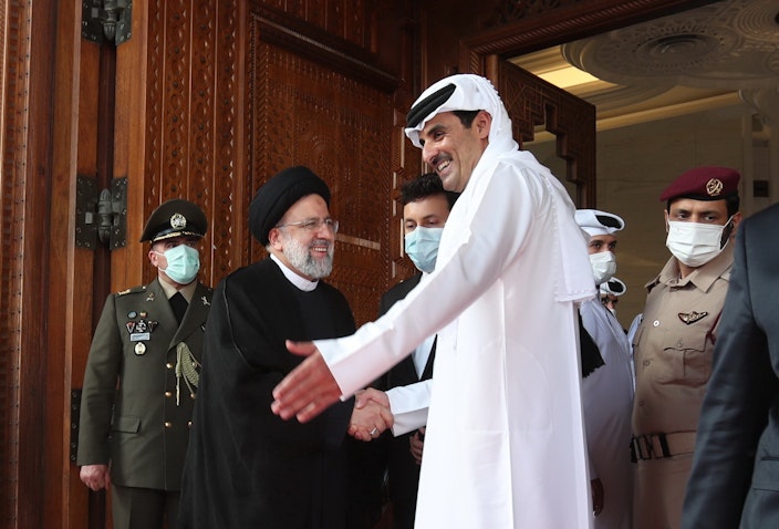 أمير قطر الشيخ تميم بن حمد آل ثاني يستقبل الرئيس الإيراني إبراهيم رئيسي في الدوحة، يوم 21 فبراير/شباط 2022. (الصورة عبر موقع الرئيس الإيراني)