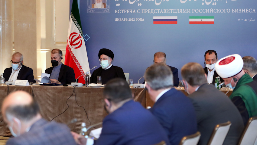 الرئيس الإيراني إبراهيم يترأس اجتماعًا مع جهات فاعلة اقتصادية روسية في موسكو في 20 يناير/ كانون الثاني 2022. (الصورة عبر موقع الرئيس الإيراني)