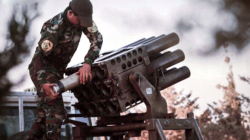 حركة حزب الله النجباء المسلحة العراقية ترسل مقاتلين ودعمًا لوجستيًا للمثلث الحدودي بين العراق وسوريا والأردن، في 28 يونيو/حزيران 2015. (الصورة عبر موقع حركة حزب الله النجباء)