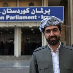تصویر یک نماینده‌ی کرد عراقی در مقابل پارلمان اقلیم کردستان؛ اربیل، ۲۵ بهمن ۱۳۹۷/ ۱۴ فوریه ۲۰۱۹. (عکس از گتی ایمیجز)
