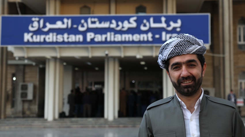 تصویر یک نماینده‌ی کرد عراقی در مقابل پارلمان اقلیم کردستان؛ اربیل، ۲۵ بهمن ۱۳۹۷/ ۱۴ فوریه ۲۰۱۹. (عکس از گتی ایمیجز)