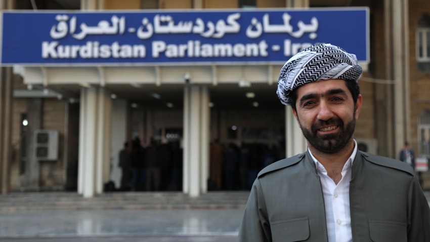 نائب كردي عراقي يقف أمام برلمان إقليم كردستان في أربيل، 14 فبراير/شباط 2019 (الصورة عبر غيتي إيماجز)