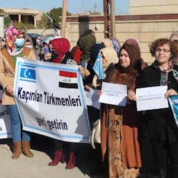 عراقی‌های خواستار مداخله‌ی دولت برای آزادی زنان ترکمن ربوده‌شده در سوریه به دست داعش؛ کرکوک، عراق، ۱۴ بهمن ۱۳۹۹/ ۲ فوریه ۲۰۲۱. (عکس از گتی ایمیجز)